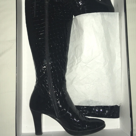 Aquatalia Black Snake print leather heeled boots - Picture 2 of 7